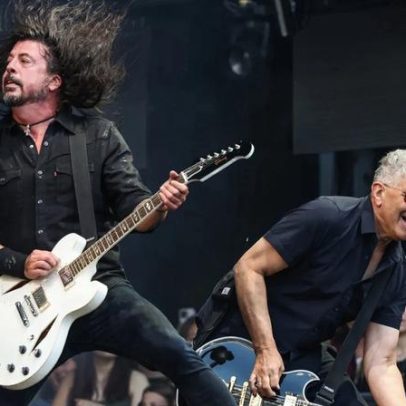 Foo Fighters homenageiam Pat Smear ferido em show em LA com 'My Hero'