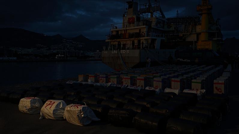 13/01/2026 - Um navio mercante foi interceptado no Oceano Atlântico enquanto escondia quase 10 toneladas de cocaína em meio a uma carga de sal. Foto: Polícia Nacional da Espanha