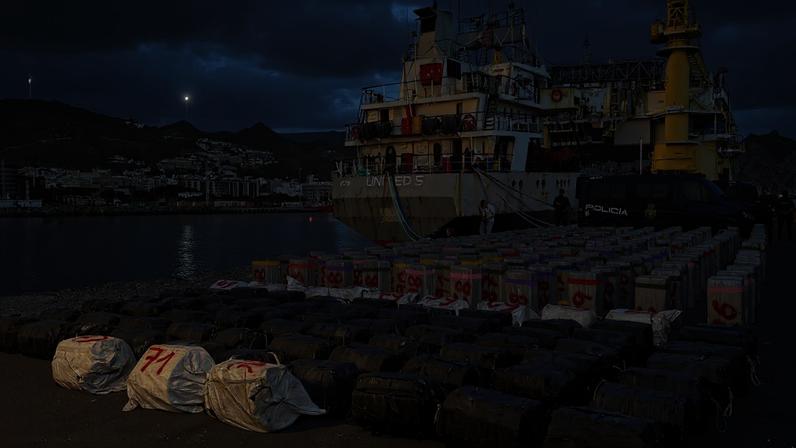 13/01/2026 - Um navio mercante foi interceptado no Oceano Atlântico enquanto escondia quase 10 toneladas de cocaína em meio a uma carga de sal. Foto: Polícia Nacional da Espanha