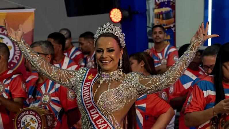 Rosana (Viviane Araujo) é coroada rainha de bateria em 'Volta Por Cima' — Foto: Léo Rosario/Globo