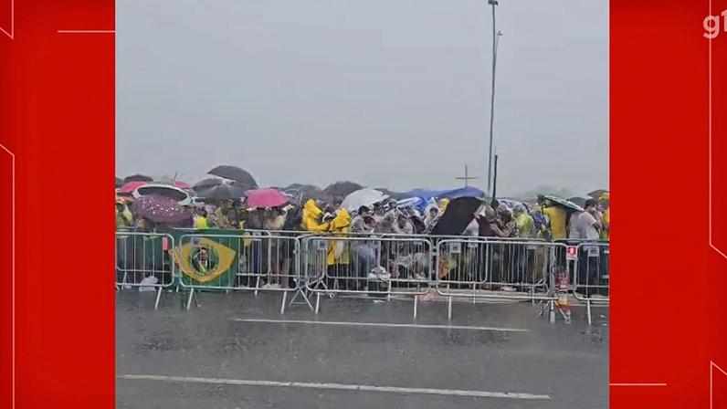 VÍDEO mostra momento exato em que raio atinge concentração de ato pró-Bolsonaro em Brasília — Foto: Reprodução