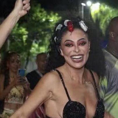 Juliana Paes participa de ensaio de rua da Viradouro