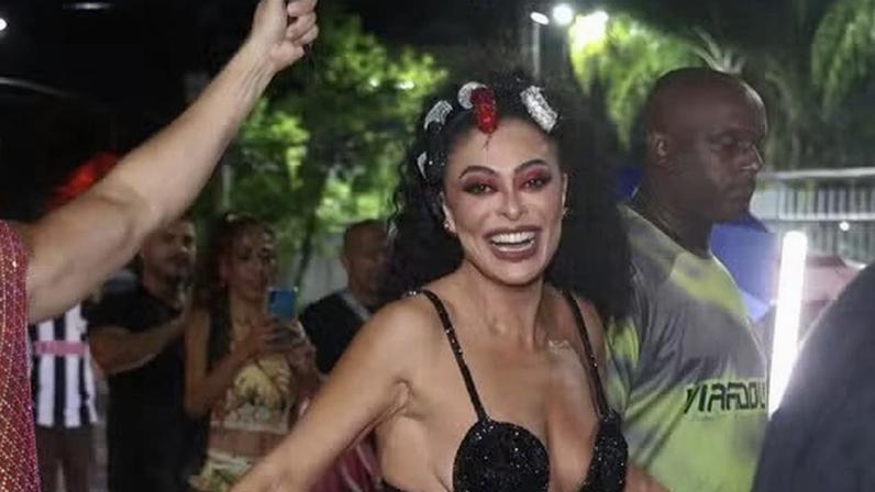 Juliana Paes surge com decote cavadíssimo em ensaio de rua da Viradouro