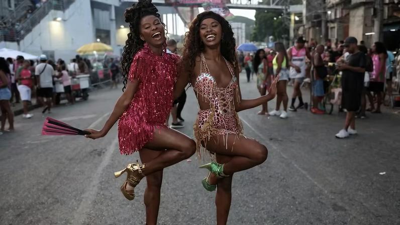 Jeniffer Dias e Nikolly Fernandes em ensaio de rua da Mangueira — Foto: Roberto Filho/Brazil News