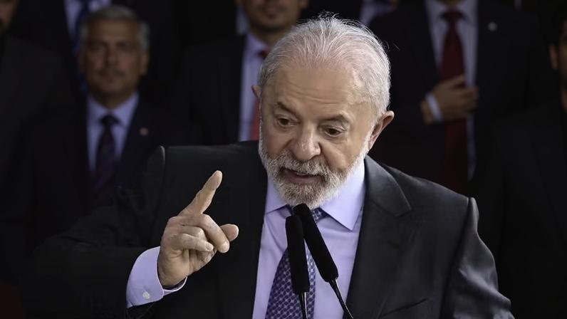 Presidente Lula participa no Palácio do Planalto da Cerimônia de sanção do projeto que amplia a faixa de isenção e institui a tributação mínima do Imposto de Renda. — Foto: Ton Molina/Fotoarena/Estadão Conteúdo