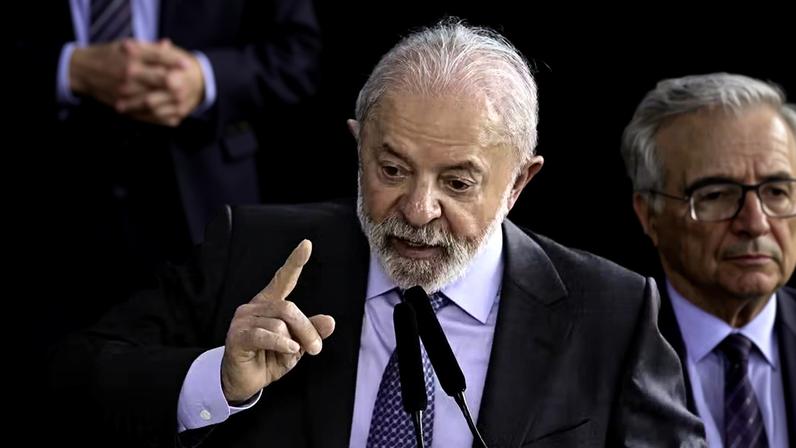 Presidente Lula participa no Palácio do Planalto da Cerimônia de sanção do projeto que amplia a faixa de isenção e institui a tributação mínima do Imposto de Renda. — Foto: Ton Molina/Fotoarena/Estadão Conteúdo