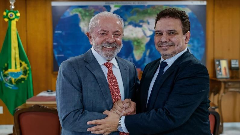 Lula e o novo ministro da Justiça e Segurança Pública, Wellington César Lima e Silva, após encontro no Palácio do Planalto, nesta terça-feira (13). — Foto: Ricardo Stuckert/PR