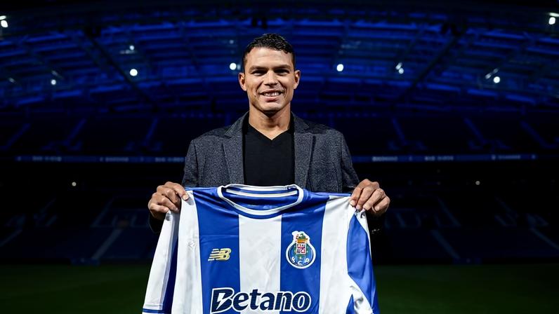 Thiago Silva com a camisa do Porto em sua apresentação no clube português — Foto: Twitter/Porto