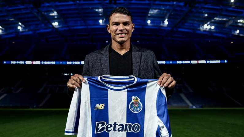 Thiago Silva com a camisa do Porto em sua apresentação no clube português — Foto: Twitter/Porto