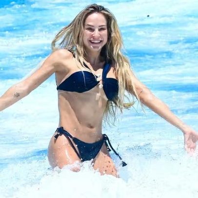 Gabi Martins curte praia no Rio antes de ensaio técnico na Sapucaí