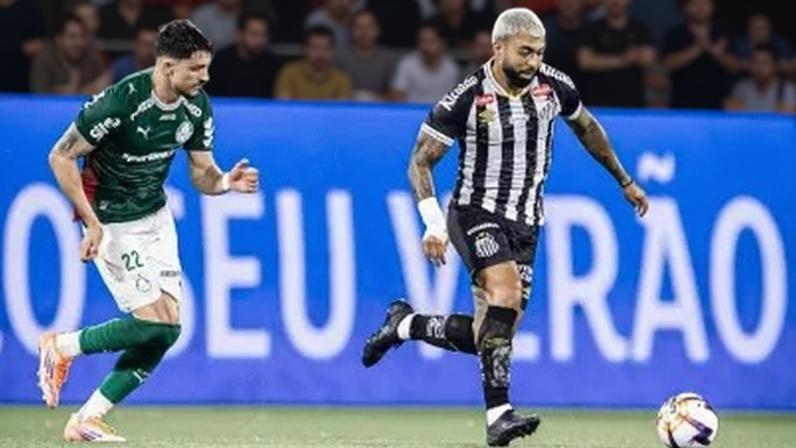 Gabigol durante jogo contra o Palmeiras pelo Paulistão; atacante iniciou a partida no banco de reservas