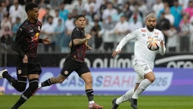 Gabriel, atacante do Santos, disputa bola com jogadores do Bragantino