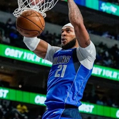 Warriors avaliam troca por pivô do Mavericks