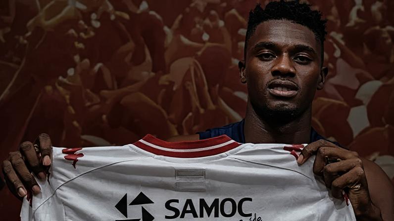Haitiano Garrinsha com a camisa 7 do Bangu