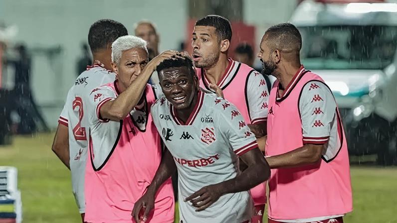 Haitiano Garrincha comemora gol do Bangu sobre o Flamengo