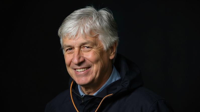 Gian Piero Gasperini, técnico da Roma, reage antes da partida contra o Sassuolo, válida pela Serie A 2025/26 (Foto: Alberto Pizzoli/AFP)