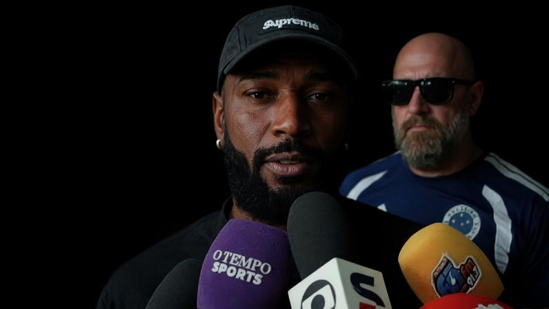 Gerson chega ao CT do Cruzeiro e fala com a imprensa
