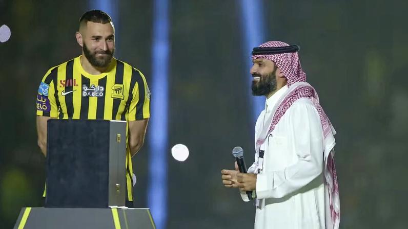 Anmar Al Haili, presidente do Al-Ittihad, ao lado de Benzema — Foto: Getty Images