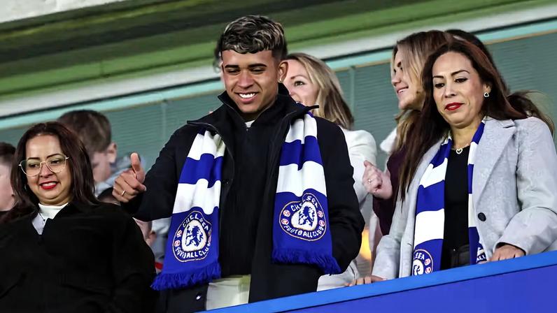 Kendry Páez em visita ao Stamford Bridge em jogo do Chelsea — Foto: Getty Images