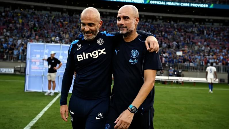Enzo Maresca, técnico do Chelsea, cumprimenta Pep Guardiola, treinador do Manchester City — Foto: Getty Images