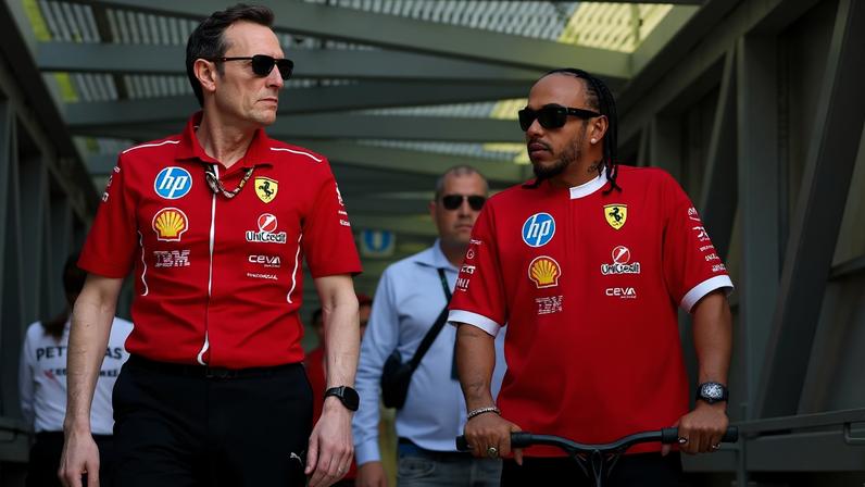 Riccardo Adami e Lewis Hamilton no GP de Mônaco da F1 em 2025 — Foto: Bryn Lennon - Formula 1/Formula 1 via Getty Images