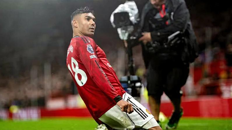 Casemiro comemora gol em Manchester United x Chelsea — Foto: Ash Donelon/Manchester United via Getty Images