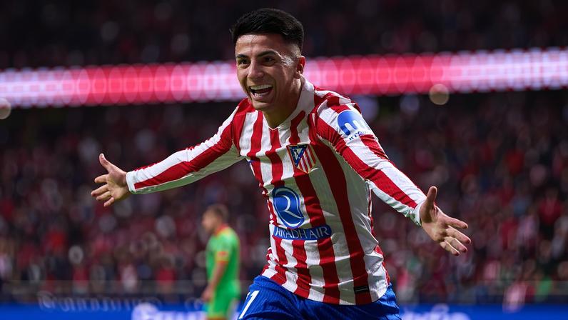 Thiago Almada comemora gol em Atlético de Madrid x Osasuna, pelo Campeonato Espanhol — Foto: Diego Souto/Getty Images