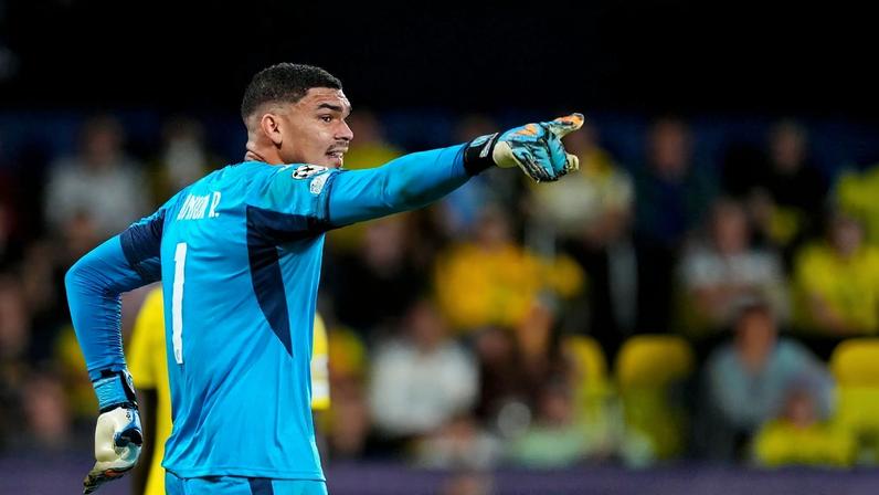 Luiz Júnior, goleiro do Villarreal, em partida da UEFA Champions League — Foto: Jose Breton | NurPhoto