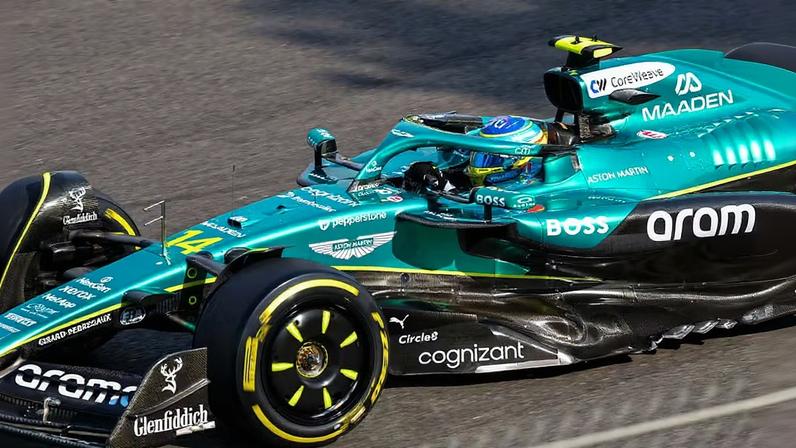 Fernando Alonso, piloto da Aston Martin, no circuito de Interlagos — Foto: Alessio Morgese/NurPhoto via Getty Images