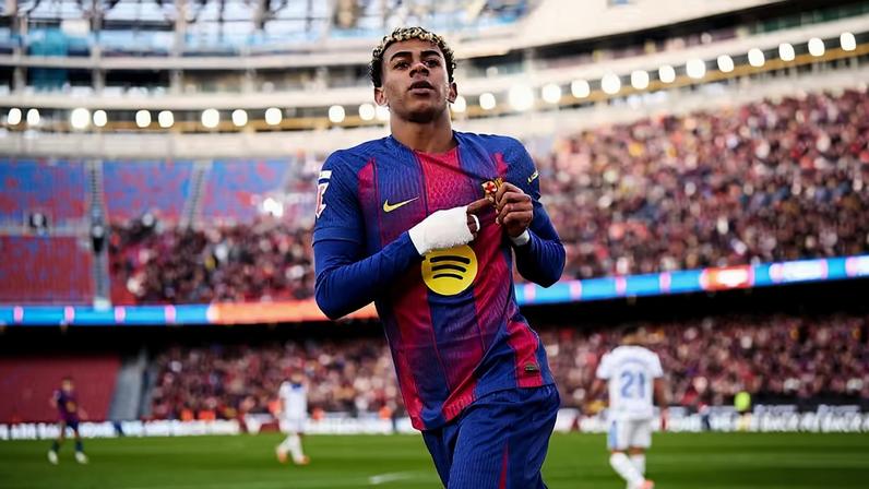 Lamine Yamal marca contra o Alavés — Foto: Getty Images