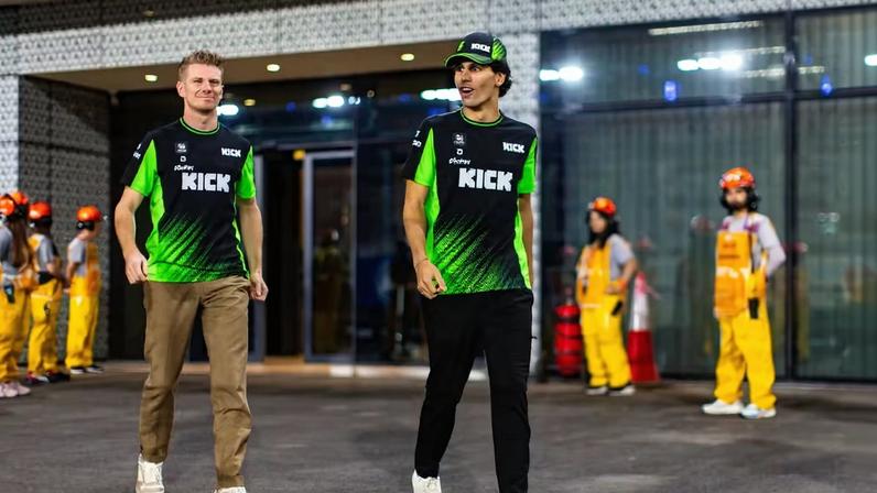 Gabriel Bortoleto e Nico Hulkenberg foram parceiros de equipe na Sauber em 2025 — Foto: Jayce Illman/Getty Images
