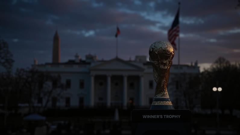 Taça da Copa do Mundo da Fifa é exposta em frente à Casa Branca, em Washington — Foto: Getty Images