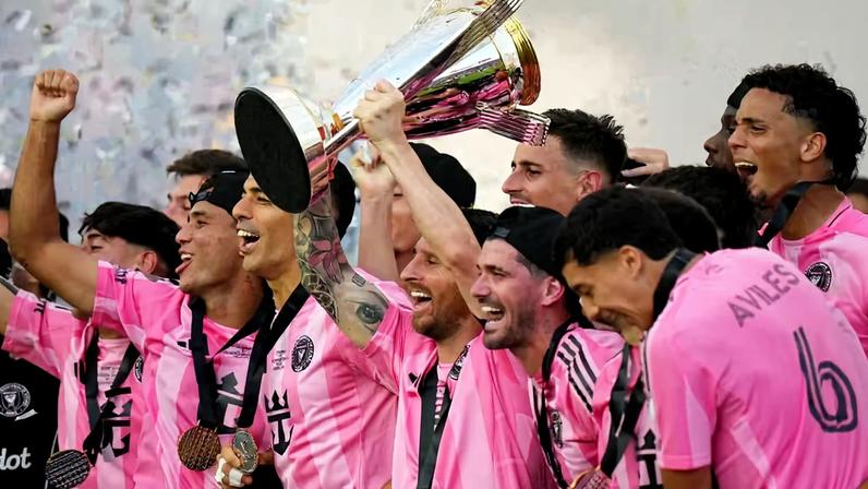 Messi levanta o troféu da MLS após a conquista do Inter Mimai em cima do Vancouver Whitecaps — Foto: Rich Storry/Getty Images