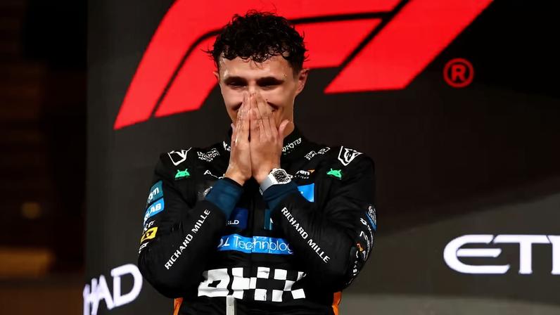 Lando Norris se emociona no pódio do GP de Abu Dhabi — Foto: Clive Rose/Getty Images