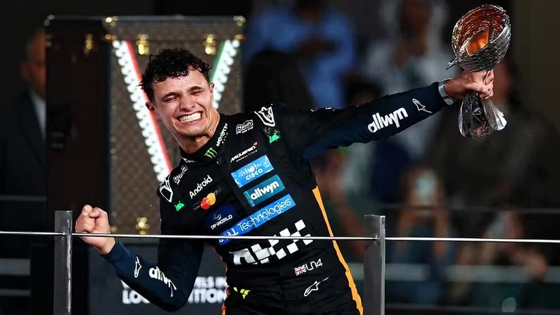 Lando Norris comemora o título da F1 2025 — Foto: Zak Mauger/LAT Images