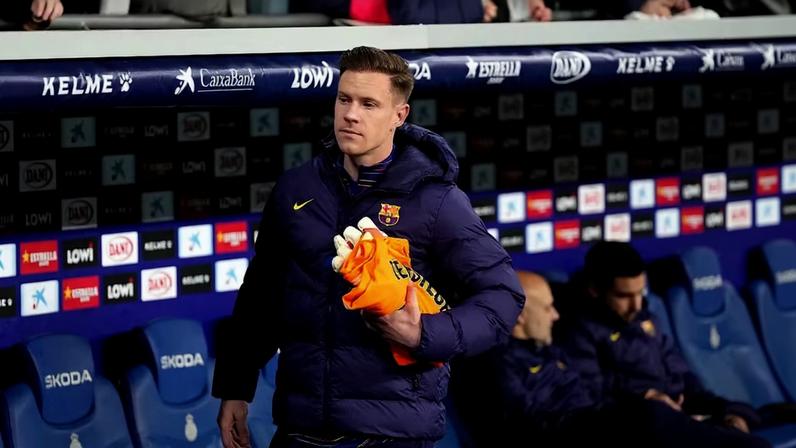 Ter Stegen no banco de reservas do Barcelona — Foto: Getty Images