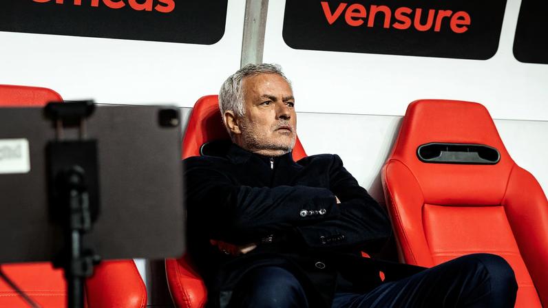 Mourinho ficou revoltado com atuação do Benfica contra o Braga — Foto: Rodrigo Moreira/NurPhoto via Getty Images
