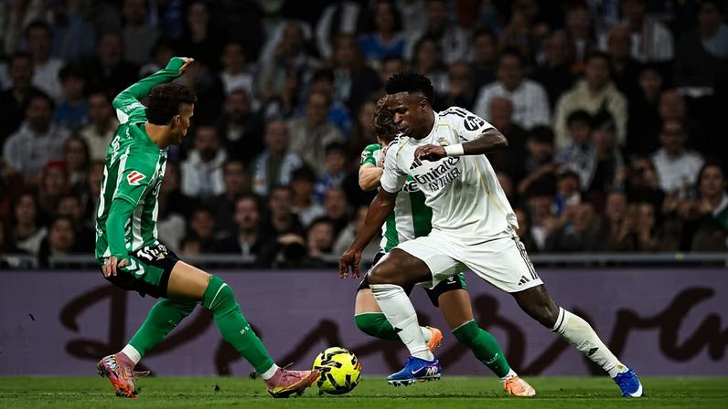 Vini em atuação pelo Real Madrid em jogo contra o Betis — Foto: Getty Images