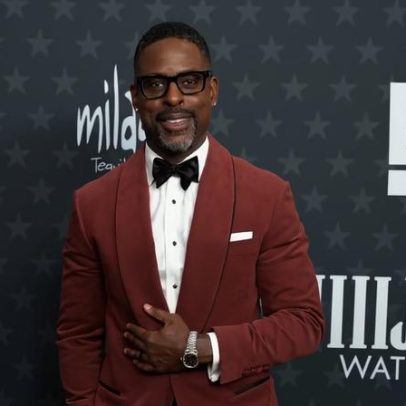 No Critics Choice, celebridades trocam black tie por tons de vermelho