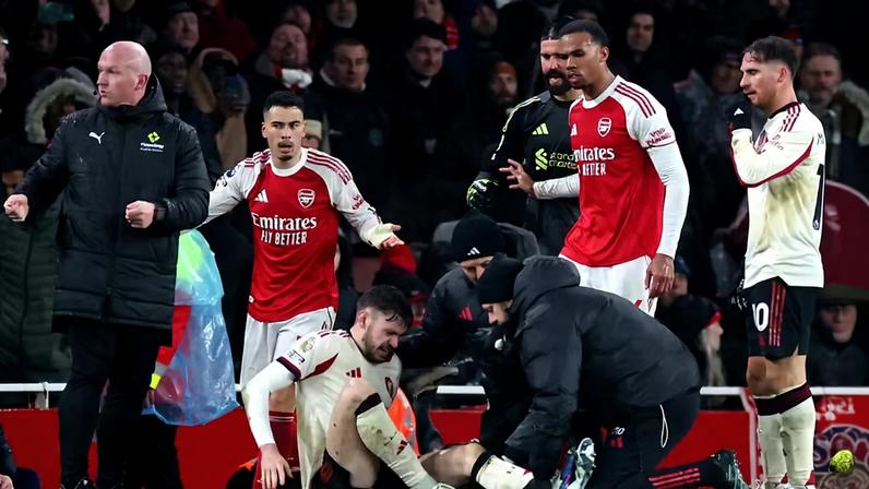 Gabriel Martinelli reclama com Conor Bradley, que recebe atendimento em campo — Foto: Marc Atkins/Getty Images