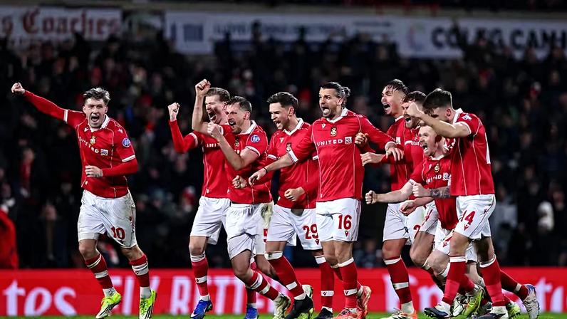 Wrexham comemora classificação após vencer o Nottingham Forest na Copa da Inglaterra — Foto: Getty Images