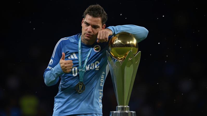 Ederson ao lado de sua primeira taça pelo Fenerbahçe — Foto: Ahmad Mora/Getty Images