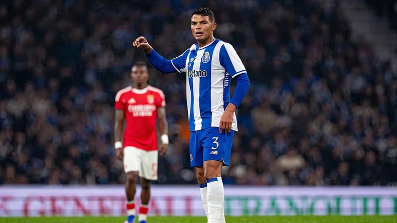 Thiago Silva em ação na estreia pelo Porto em clássico contra o Benfica — Foto: Getty Images