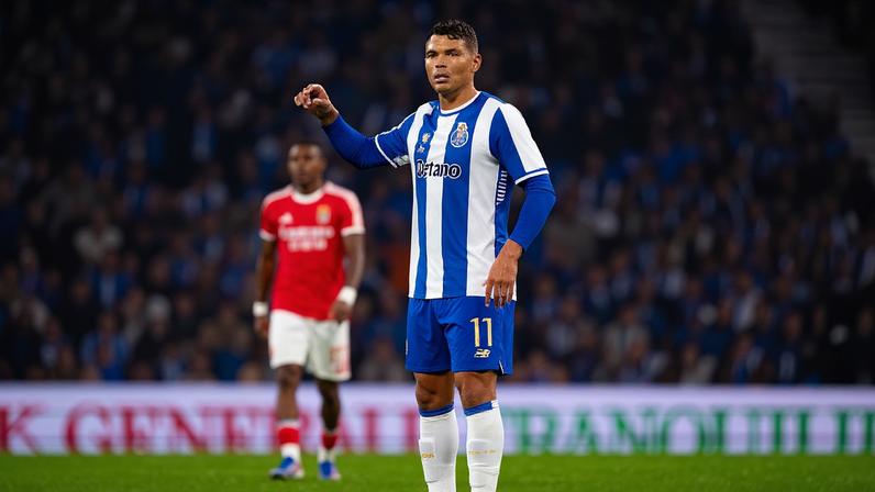 Thiago Silva em ação na estreia pelo Porto em clássico contra o Benfica — Foto: Getty Images