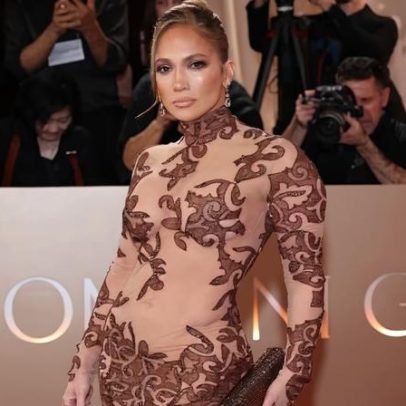 Jennifer Lopez comparece ao Globo de Ouro 2026 com traje marcante
