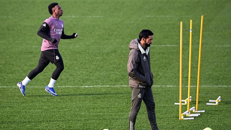 Vini Jr e Álvaro Arbeloa em primeiro treino do novo técnico do Real Madrid — Foto: Getty Images