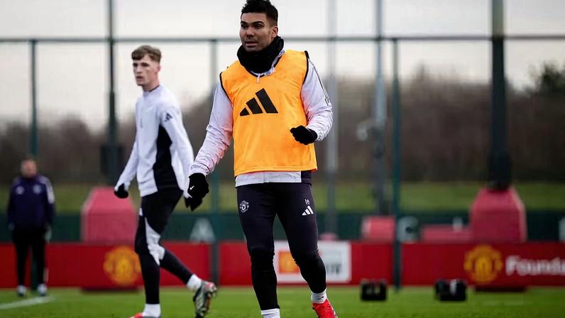 Manchester United de Casemiro enfrenta neste sábado o Manchester City, em Old Trafford — Foto: Getty Images