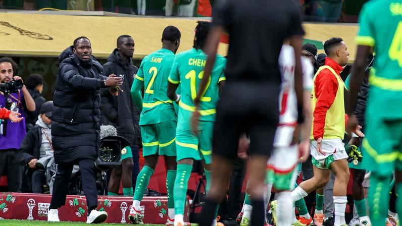 Técnico de Senegal, Pape Thiaw mandou o time deixar o campo após pênalti polêmico — Foto: Torbjorn Tande/DeFodi Images/DeFodi via Getty Images