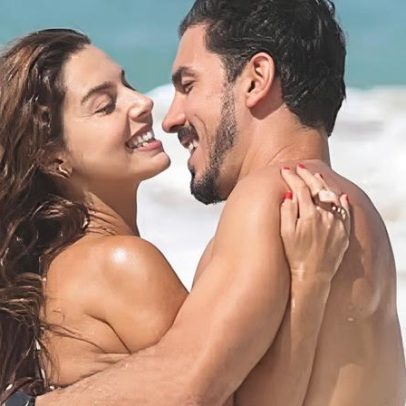 Giovanna Lancellotti e Gabriel David trocam carícias em praia de Noronha