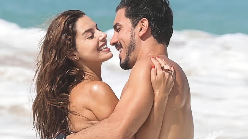 Giovanna Lancellotti e marido, Gabriel David, na praia da Cacimba em Noronha — Foto: Dilson Silva/Agnews